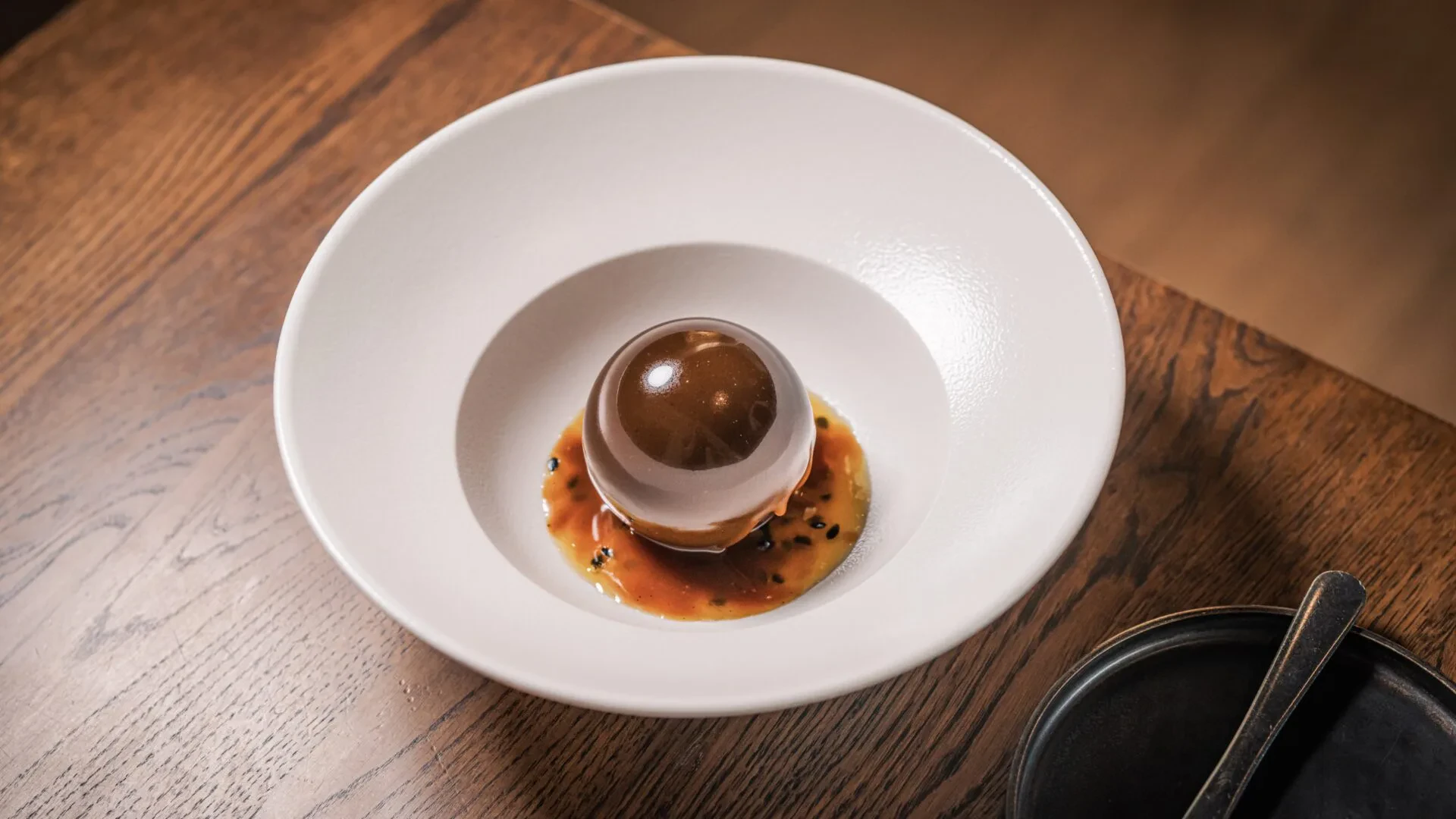 Molskroens nytårsdessert med passionsfrugt coulis