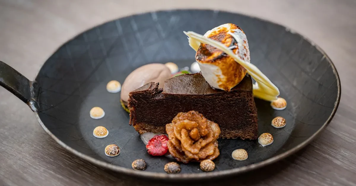 Chokolade dessert bestående af en bagt chokolade mousse