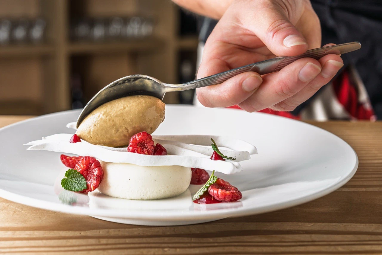 Vaniljemousse med marengs og quenelle af lakridsis