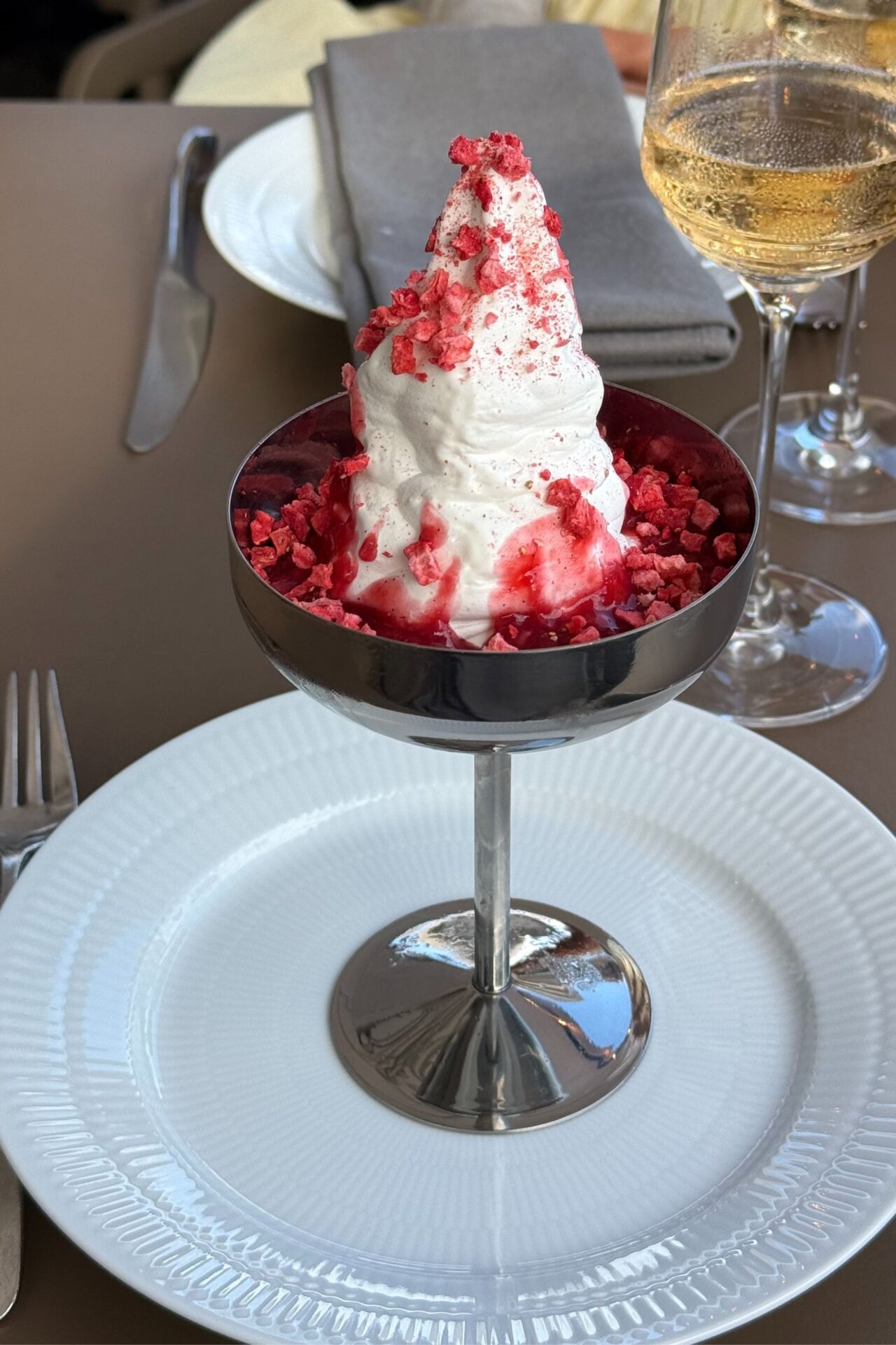 Farmors rødgrød med softice og frysetørret jordbær