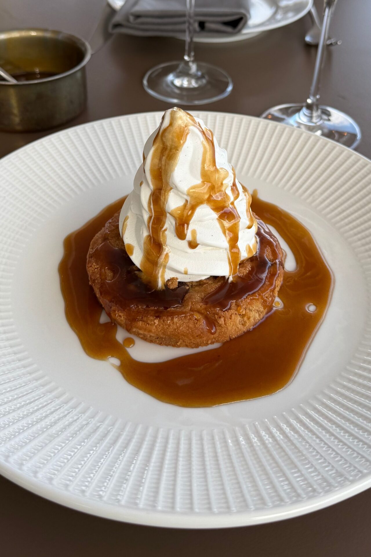 Hjemmelavet cookie med karamel sauce og softice