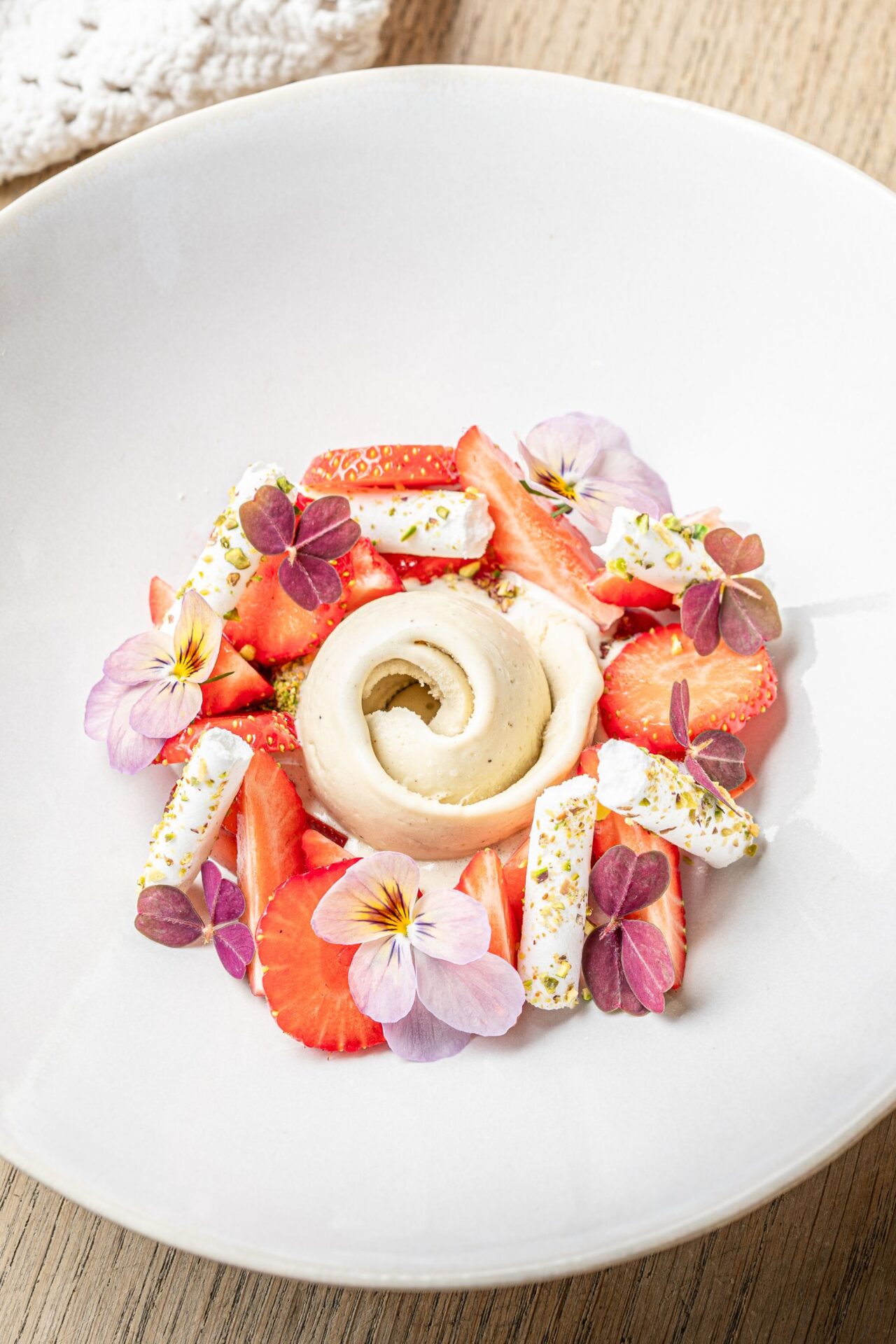 Vaniljemarengs med hvidvins gele og pistacieis