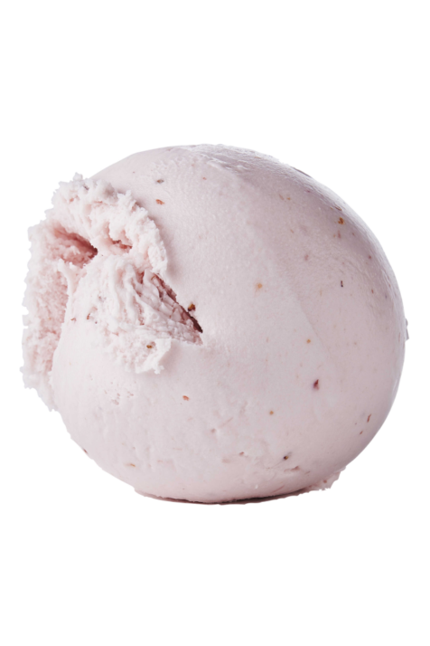 En flot kugle af Kastbergs Jordbær Is