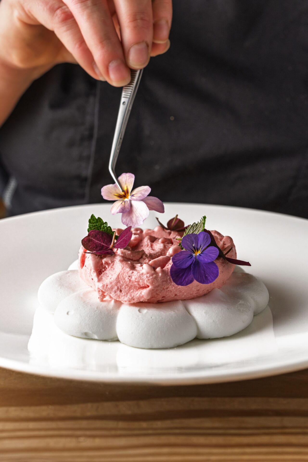 Pavlova med jordbær sorbet blomst