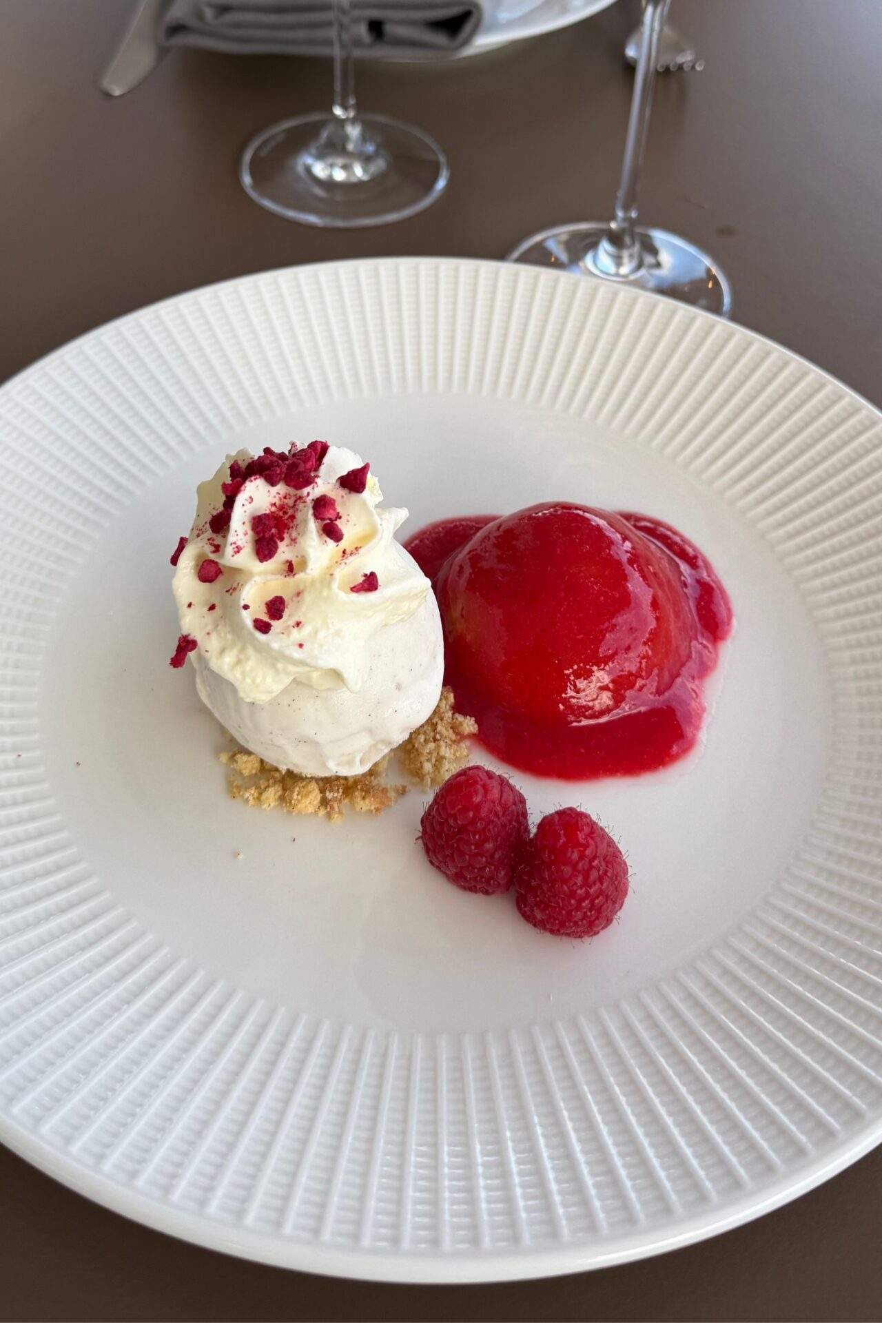 Pocheret fersken med vaniljeis, flødeskum og rå hindbærsauce med danske hindbær