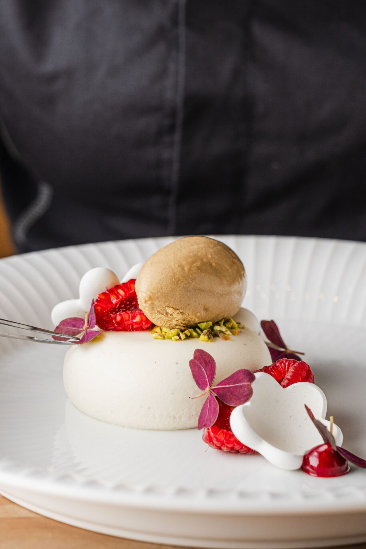 vanilje mousse dessert med marengs og lakrids is